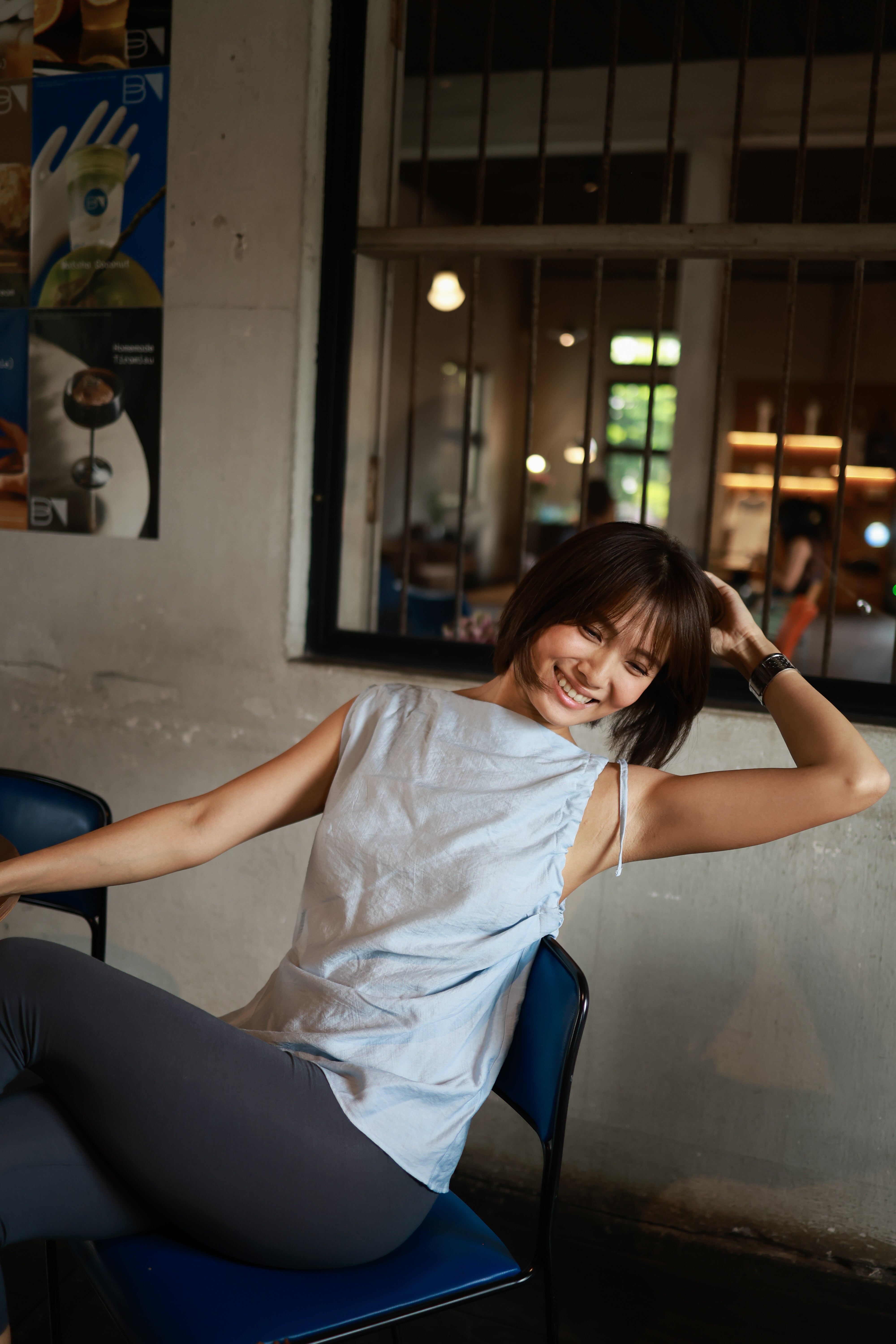 KNOT-TIE SLEEVELESS SHIRT