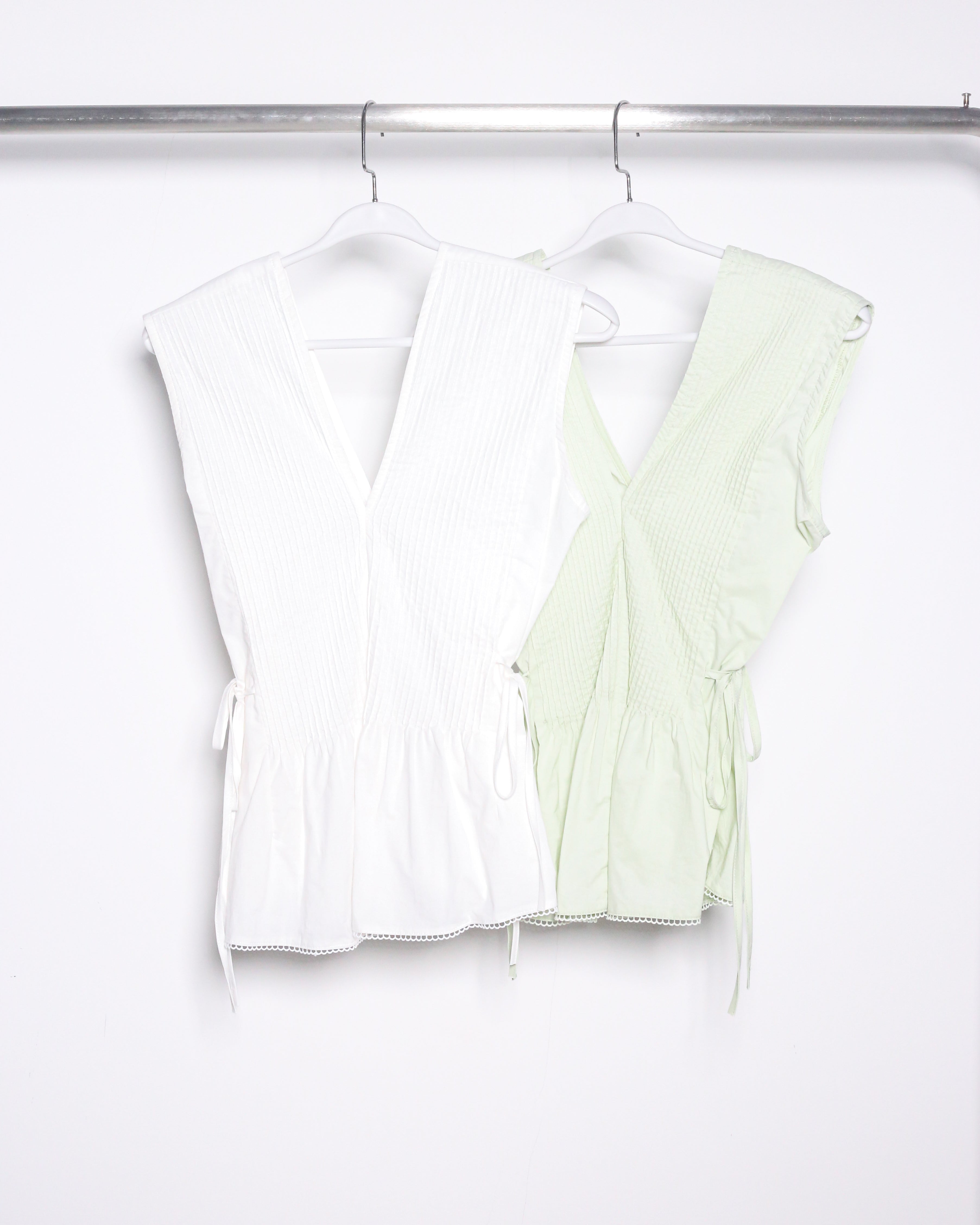 WAIST TIE SLEEVELESS SHIRT