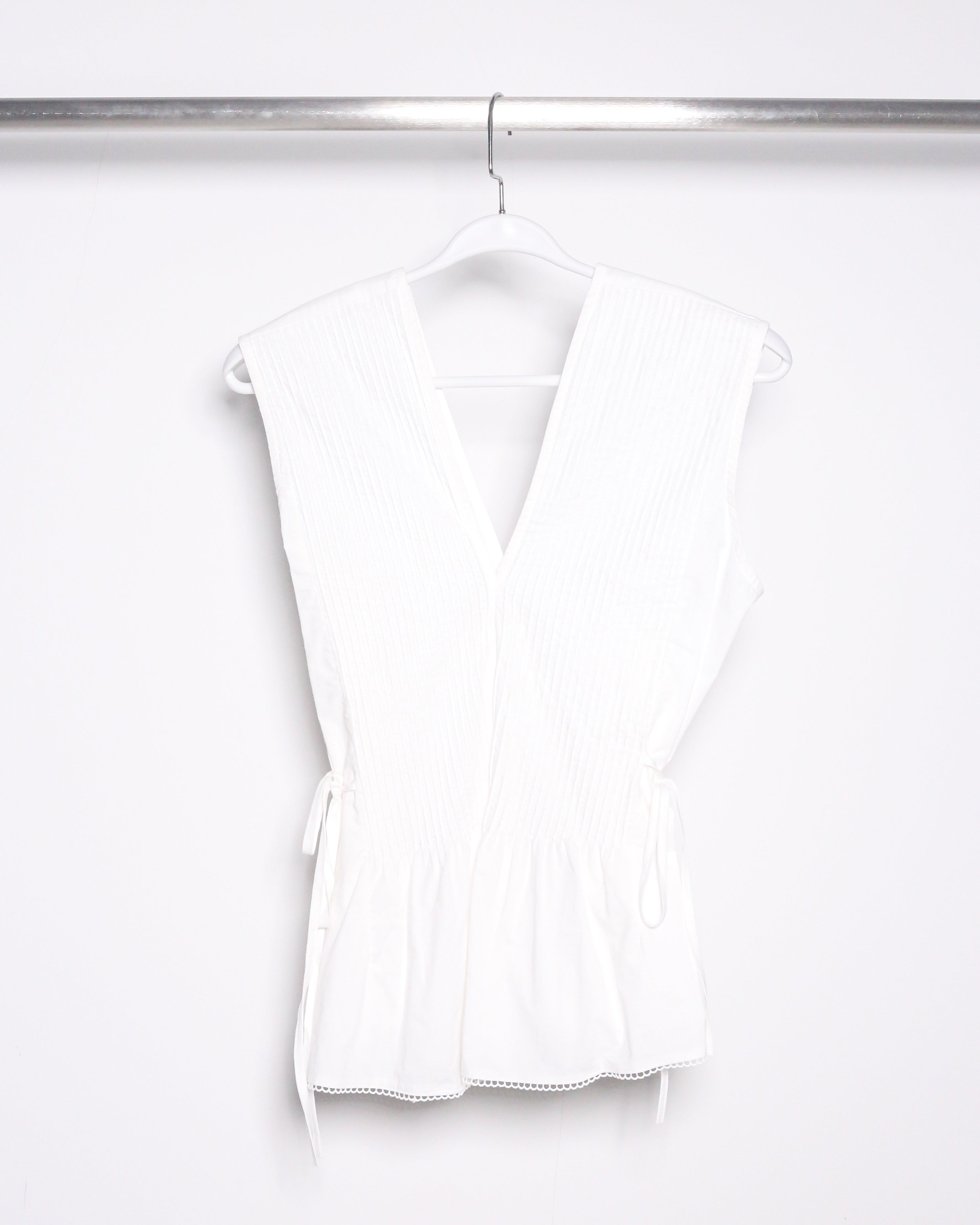 WAIST TIE SLEEVELESS SHIRT