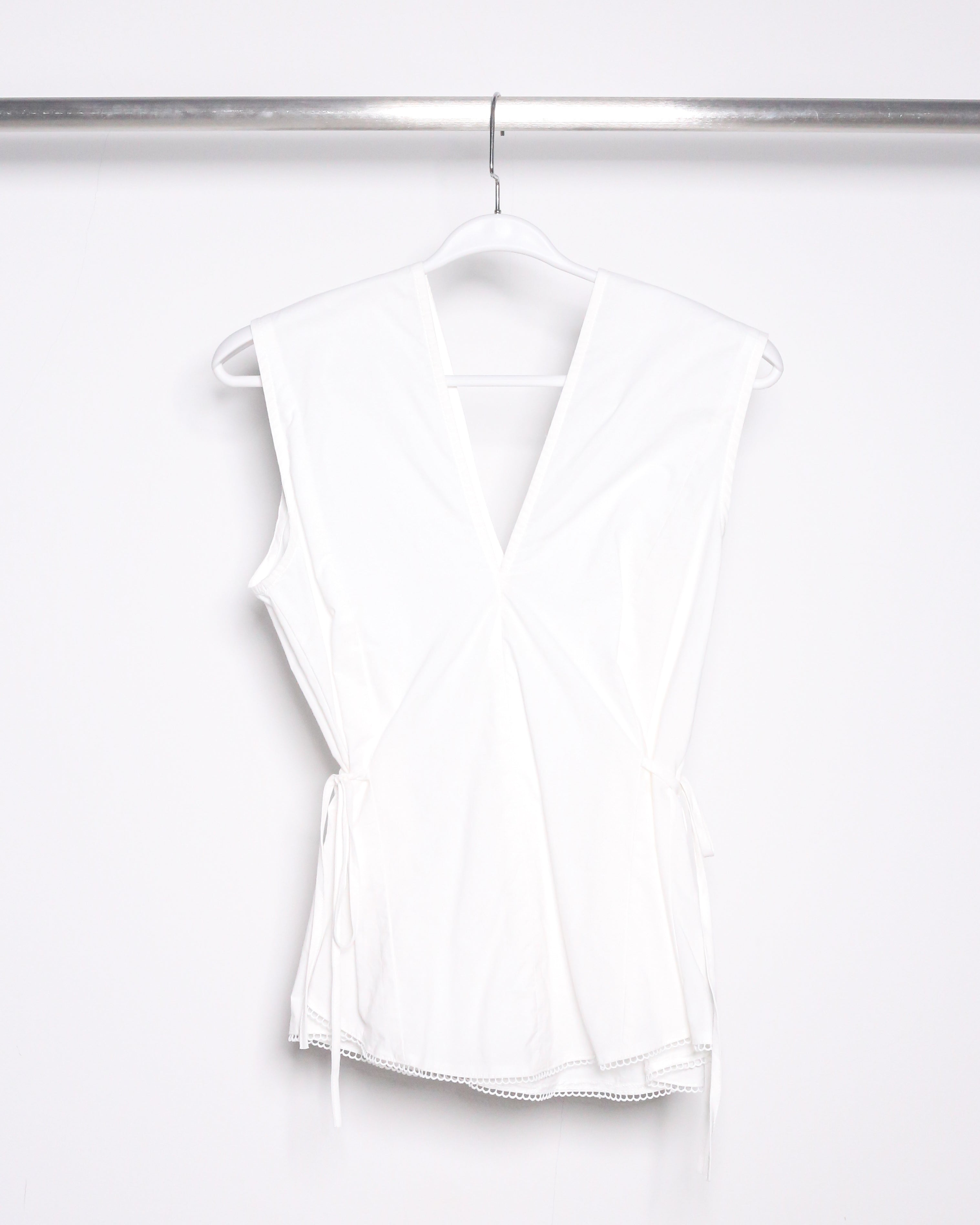 WAIST TIE SLEEVELESS SHIRT