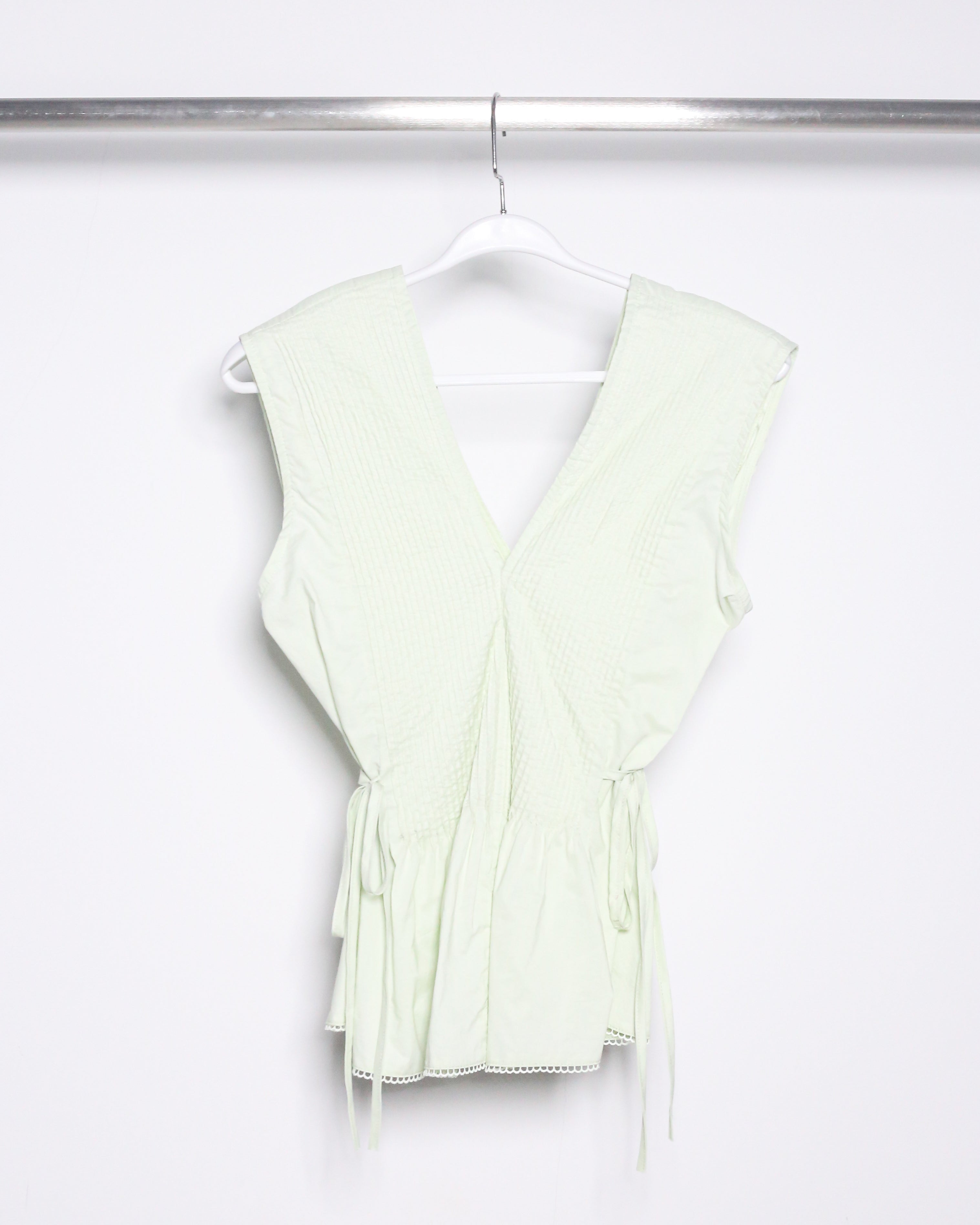 WAIST TIE SLEEVELESS SHIRT