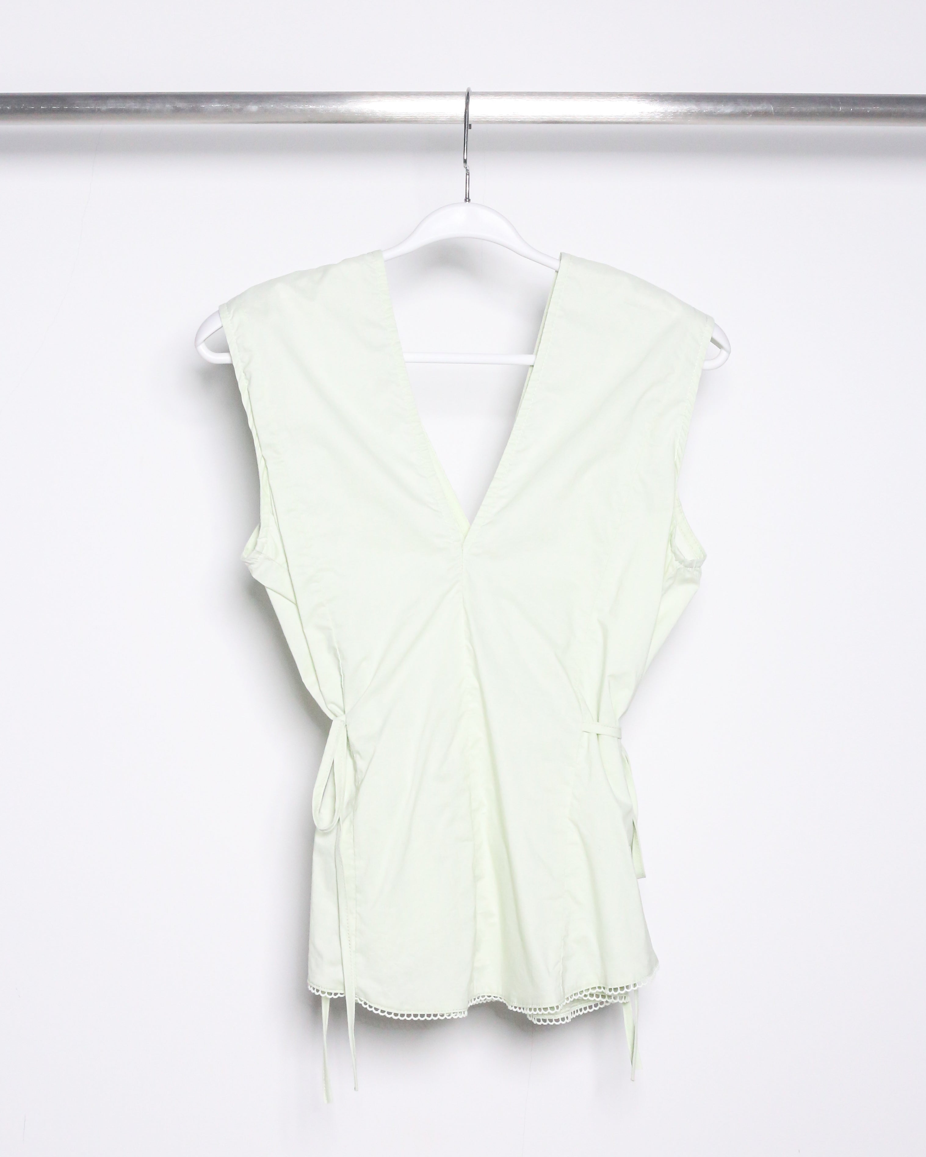 WAIST TIE SLEEVELESS SHIRT